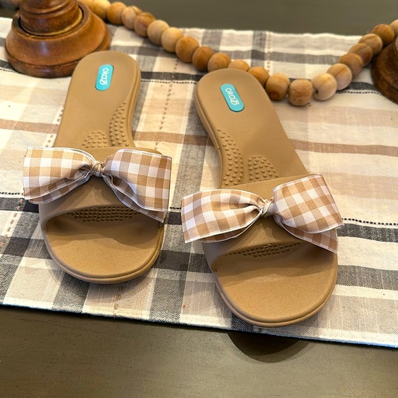 Oka-B Slide Sandals Bows. NWOT - Picture 1 of 7